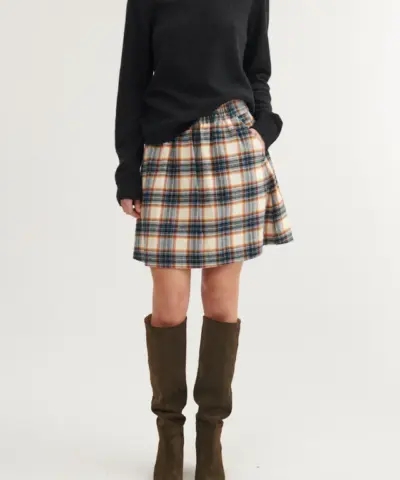 Basic Apparel Lula Skirt i ternet Copen Blue/Birch med elastisk linning – kort, komfortabel og tidløs nederdel.