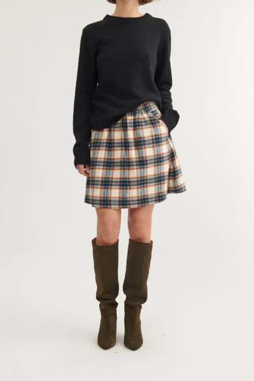 Basic Apparel Lula Skirt i ternet Copen Blue/Birch med elastisk linning – kort, komfortabel og tidløs nederdel.