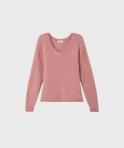 Nuny Jumper fra American Vintage er en blød og let striktrøje med marmoreret mønster i rosa. Den afslappede pasform og runde hals gør den ideel til både hverdag og lag-på-lag styling. Fremstillet i en alpaka-blanding, der føles behagelig mod huden og holder dig varm uden at føles tung. Et moderne og alsidigt valg til din garderobe. Køb hos Merci Give og få hurtig levering og personlig service.