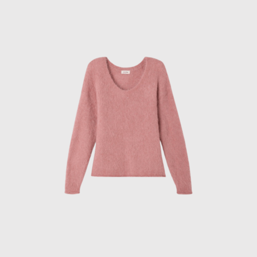 Nuny Jumper fra American Vintage er en blød og let striktrøje med marmoreret mønster i rosa. Den afslappede pasform og runde hals gør den ideel til både hverdag og lag-på-lag styling. Fremstillet i en alpaka-blanding, der føles behagelig mod huden og holder dig varm uden at føles tung. Et moderne og alsidigt valg til din garderobe. Køb hos Merci Give og få hurtig levering og personlig service.