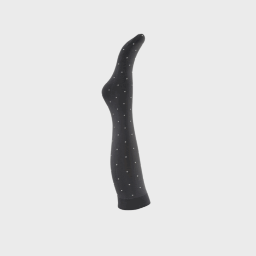 Knæstrømper fra A MOÌ i mørkegrå med off-white prikker. Blød kvalitet, 3D stretch og elegant design – perfekt til både hverdag og fest.