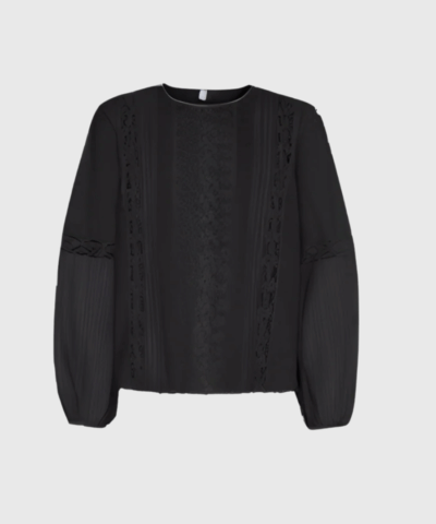 Anne Mi Bluse med Blonder i Sort er en romantisk og feminin bomuldsbluse med fine detaljer og løs pasform. Perfekt til både hverdag og fest. Køb hos Merci Give med hurtig levering og fri fragt.