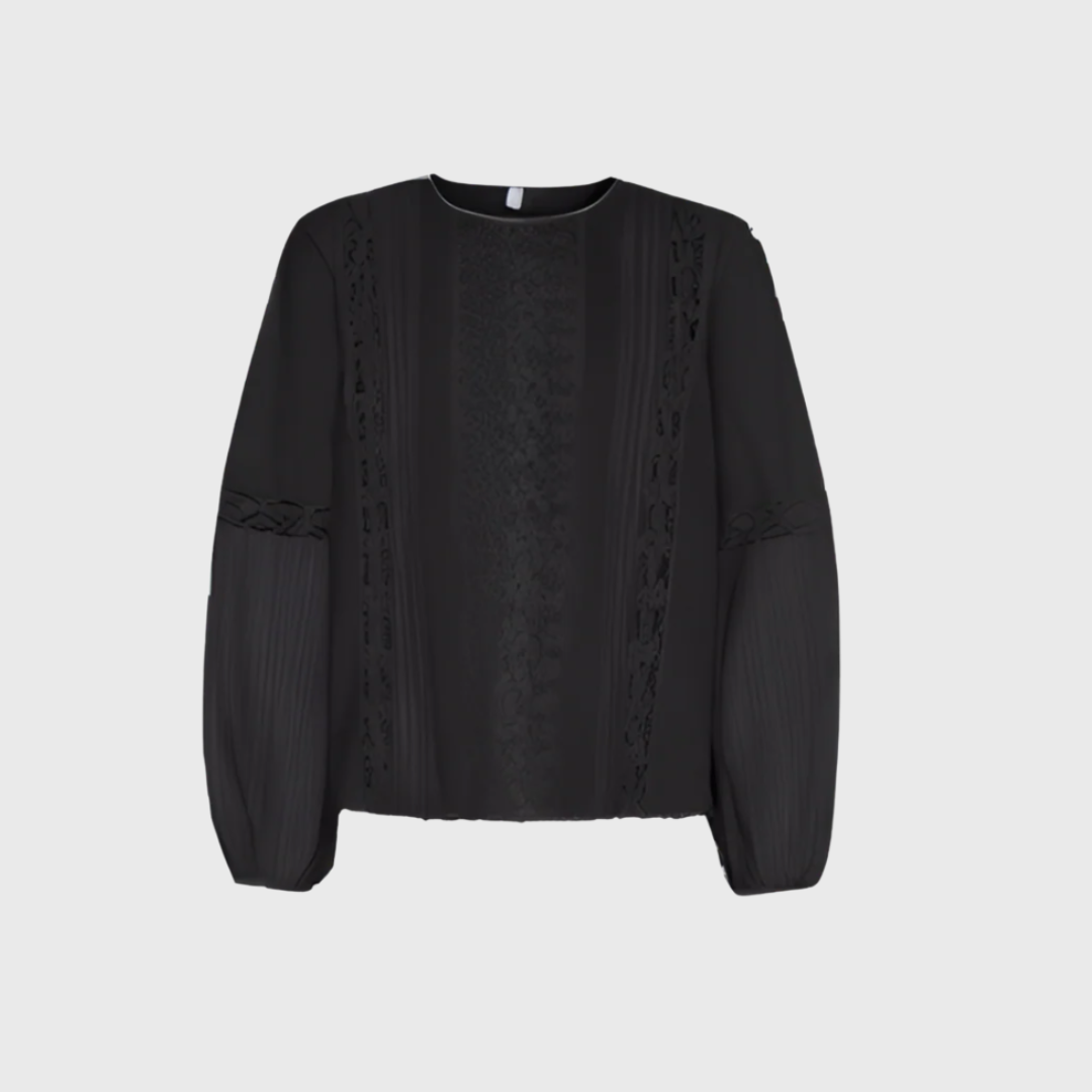 Anne Mi Bluse med Blonder i Sort er en romantisk og feminin bomuldsbluse med fine detaljer og løs pasform. Perfekt til både hverdag og fest. Køb hos Merci Give med hurtig levering og fri fragt.