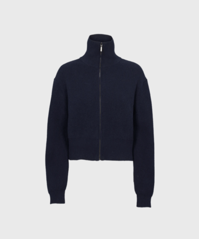 Basic Apparel Cady Zip Cardigan i farven Sky Captain er en klassisk og bæredygtig cardigan med lynlås og høj hals. Fremstillet i en blød og ansvarlig kvalitet med genanvendte materialer. Perfekt til både hverdag og lag-på-lag styling. Køb hos Merci Give og få stil og komfort i ét.