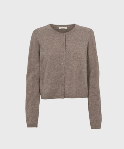 Basic Apparel Selem Cardigan i farven Portobella er en bæredygtig og stilren tilføjelse til garderoben. Lavet i blød merino uld med klassisk snit, rund hals og knaplukning. Perfekt til lag-på-lag styling og hverdagskomfort. Køb hos Merci Give og få ansvarlig mode med omtanke.