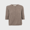 Basic Apparel Selem Granddad Tee Sweater i farven Portobella er en stilren og bæredygtig tilføjelse til garderoben. Lavet i blød merino uld med klassisk granddad-snit, rund hals og knapper. Perfekt til hverdagsbrug og lag-på-lag styling. Køb hos Merci Give og få komfort og ansvarlig mode i ét.