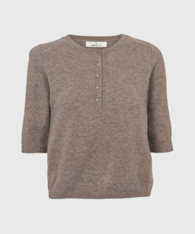 Basic Apparel Selem Granddad Tee Sweater i farven Portobella er en stilren og bæredygtig tilføjelse til garderoben. Lavet i blød merino uld med klassisk granddad-snit, rund hals og knapper. Perfekt til hverdagsbrug og lag-på-lag styling. Køb hos Merci Give og få komfort og ansvarlig mode i ét.