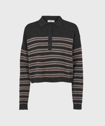 Basic Apparel Selem Stripe Polo Sweater i farven Grey Melange/Portobella er en stilren og bæredygtig tilføjelse til garderoben. Lavet i blød merino uld med klassisk polo-snit og fine striber. Perfekt til hverdagsbrug og lag-på-lag styling. Køb hos Merci Give og få komfort og ansvarlig mode i ét.