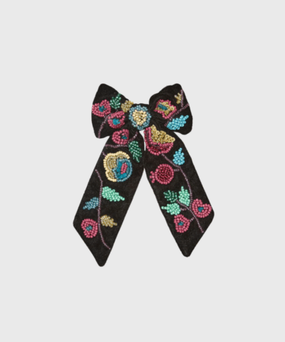 Fairygard Bow Clip fra Becksöndergaard – elegant sløjfe med perledetaljer i sort. Brug den i håret eller som pynt på tøjet. Shop online med hurtig levering og fri fragt.