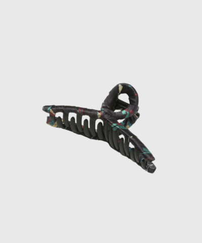 Fairygard Luster Hair Claw fra Becksöndergaard – elegant hårklemme i sort med glat finish og moderne mønster. Perfekt til både hverdag og fest. Shop online med hurtig levering.