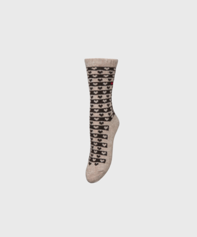 Heart Wola Sock fra Becksöndergaard er en sød og komfortabel strømpe med hjerteprint og diskret glittereffekt. Her i farven Soft Beige, som passer perfekt til både hverdag og festlige lejligheder. Strømperne er fremstillet i en blød viskoseblanding og har et feminint udtryk med fokus på komfort og stil. Køb hos Merci Give og få hurtig levering og personlig service.
