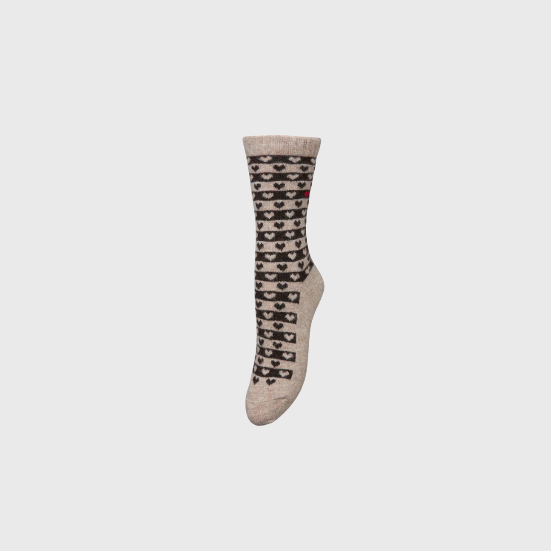 Heart Wola Sock fra Becksöndergaard er en sød og komfortabel strømpe med hjerteprint og diskret glittereffekt. Her i farven Soft Beige, som passer perfekt til både hverdag og festlige lejligheder. Strømperne er fremstillet i en blød viskoseblanding og har et feminint udtryk med fokus på komfort og stil. Køb hos Merci Give og få hurtig levering og personlig service.