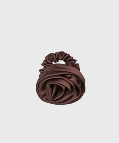 Luster Rosea Scrunchie fra Becksöndergaard – elegant håraccessory med rosedetalje i brun tortoise shell. Perfekt til både hverdag og fest. Shop online med hurtig levering.