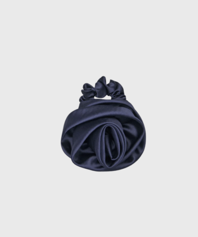 Luster Rosea Scrunchie fra Becksöndergaard – elegant scrunchie med rosedetalje i blå. Perfekt til både hverdag og fest. Shop online med hurtig levering og fri fragt.