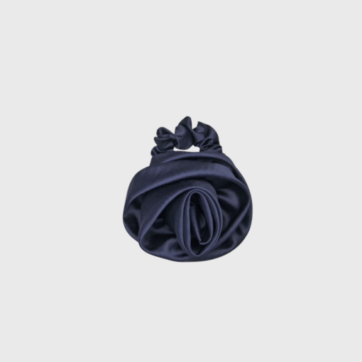 Luster Rosea Scrunchie fra Becksöndergaard – elegant scrunchie med rosedetalje i blå. Perfekt til både hverdag og fest. Shop online med hurtig levering og fri fragt.