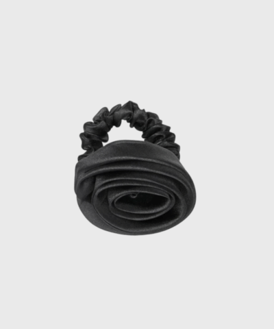 Organza Rosea Scrunchie fra Becksöndergaard – elegant scrunchie med rosedetalje i sort organza. Perfekt til både hverdag og fest. Shop online med hurtig levering og fri fragt.