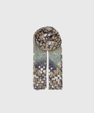 Roslyna Woo Scarf fra Becksöndergaard er et stilfuldt og blødt tørklæde i 100% uld med et moderne prikmønster. Den navy blå farve og det dynamiske design gør det til et alsidigt accessory, der passer til både hverdag og fest. Med sin store størrelse og lette tekstur er det perfekt til lag-på-lag styling i de kolde måneder. Køb hos Merci Give og få hurtig levering og personlig service.