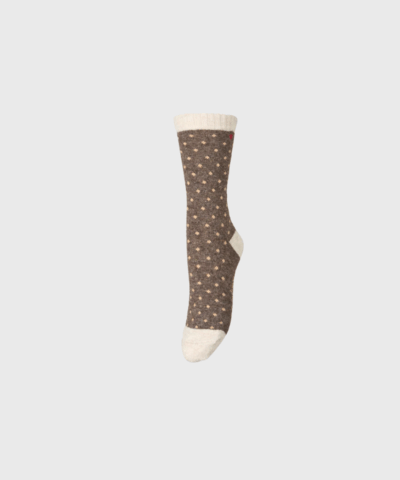 Dotted Wola Sock fra Becksöndergaard er en blød og varm strømpe med prikket mønster og komfortabel pasform. Farven Pine Bark giver et naturligt og stilfuldt udtryk, perfekt til både hverdag og sæsonens hyggelige stunder. Fremstillet i en uldblanding med god stræk og holdbarhed. Køb hos Merci Give og få hurtig levering og personlig service.