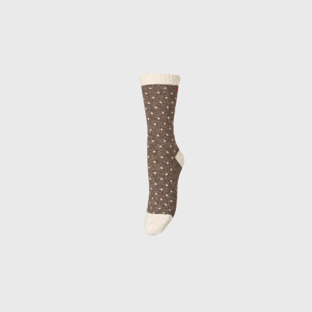Dotted Wola Sock fra Becksöndergaard er en blød og varm strømpe med prikket mønster og komfortabel pasform. Farven Pine Bark giver et naturligt og stilfuldt udtryk, perfekt til både hverdag og sæsonens hyggelige stunder. Fremstillet i en uldblanding med god stræk og holdbarhed. Køb hos Merci Give og få hurtig levering og personlig service.
