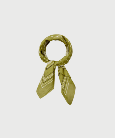 Lacia Cotta Scarf fra Becksöndergaard er et elegant og alsidigt tørklæde i 100% bomuld. Den kvadratiske form og det feminine print gør det ideelt til både hals, hår og taske. Farven Golden Cypress Green tilføjer et varmt og stilfuldt touch til ethvert outfit. Et perfekt accessory til dig, der ønsker både funktion og farve. Køb hos Merci Give og få hurtig levering og personlig service.