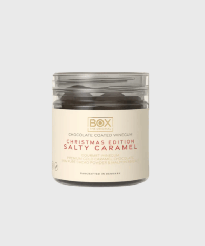 Forkæl dig selv eller en du holder af med den eksklusive Salty Caramel Christmas Edition fra Box The Original. Denne limited juleudgave byder på en uimodståelig kombination af mango-vingummi, overtrukket med cremet hvid karamelchokolade og drysset med kakaopulver og et strejf af Maldon havsalt. Den perfekte balance mellem sødt og salt gør den til en favorit i juletiden. Produktet er både gelatinefri og glutenfri, og kommer i en elegant tube, der egner sig perfekt som værtindegave, kalendergave eller en lille luksus til dig selv. Hos Merci Give får du hurtig levering, fri fragt ved køb over 499 DKK og 14 dages fuld returret – så du kan shoppe julelækkerier med ro i sindet.
