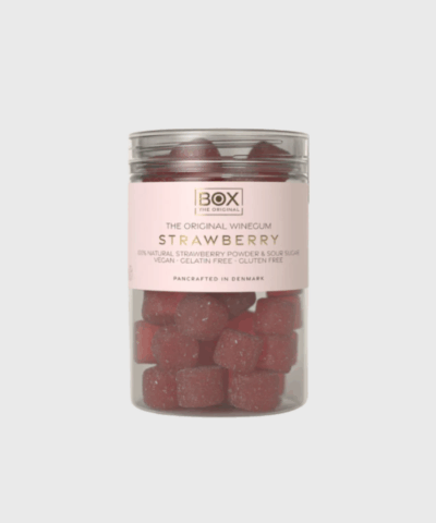 Just The Winegum – Strawberry fra Box The Original er en vegansk gourmetvingummi med smag af solmodne jordbær, sour sugar coating og et strejf af naturligt frugtpulver. Den friske og frugtige smag kombineret med syrlighed og sødme giver en intens og balanceret smagsoplevelse. Vingummien er gelatinefri, glutenfri og fremstillet i Danmark med fokus på kvalitet og rene ingredienser. Hos Merci Give får du hurtig levering, fri fragt ved køb over 499 DKK og 14 dages returret – så du kan handle med ro i sindet.