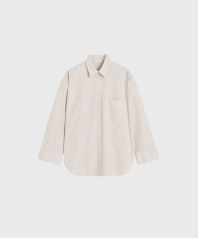 Opdag den elegante Derris skjorte fra By Malene Birger – en tidløs klassiker i 100% økologisk bomuld. Med sin oversize pasform og minimalistiske design er skjorten perfekt til både hverdagsbrug og kontorlook. Style den med jeans, skræddersyede bukser eller som lag-på-lag over en top. Et bæredygtigt valg til den moderne garderobe – shop den hos Merci Give.