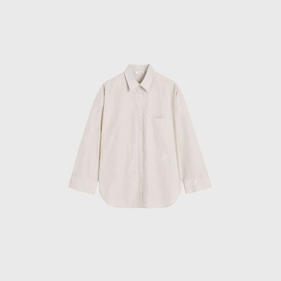 Opdag den elegante Derris skjorte fra By Malene Birger – en tidløs klassiker i 100% økologisk bomuld. Med sin oversize pasform og minimalistiske design er skjorten perfekt til både hverdagsbrug og kontorlook. Style den med jeans, skræddersyede bukser eller som lag-på-lag over en top. Et bæredygtigt valg til den moderne garderobe – shop den hos Merci Give.