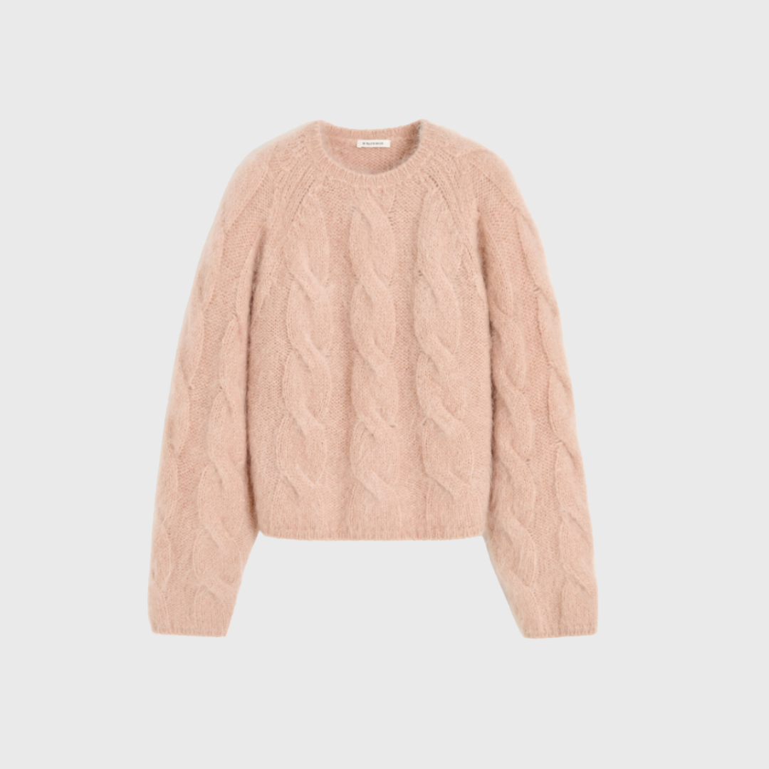 Elliot sweateren fra By Malene Birger er en luksuriøs kabelstrik i mohair og uld med løs pasform og rund hals. Perfekt til lag-på-lag styling og kolde dage – et ansvarligt og stilfuldt valg til din vintergarderobe. Shop den hos Merci Give i farven Rose Dust.