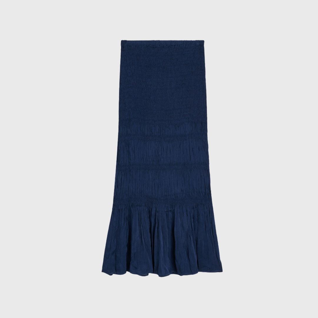 Ilona maxinederdel fra By Malene Birger er en elegant og komfortabel nederdel med smock-detaljer og elastisk talje. Fremstillet i blød viskose med LENZING™ ECOVERO™ fibre – et bæredygtigt valg til både fest og hverdag. Shop den hos Merci Give i farven Night Sky