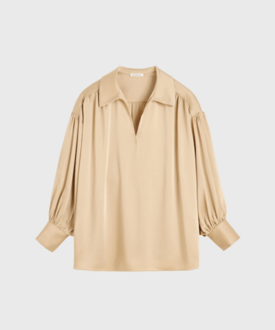 Leonora Satin Bluse fra By Malene Birger er en elegant og bæredygtig skjorte i blød satin med tunika-snit og fine detaljer. Med sin oversized pasform og V-udskæring er den perfekt til både hverdag og fest. Fremstillet med Eastman Naia™ – et ansvarligt valg til den moderne garderobe. Shop den hos Merci Give.