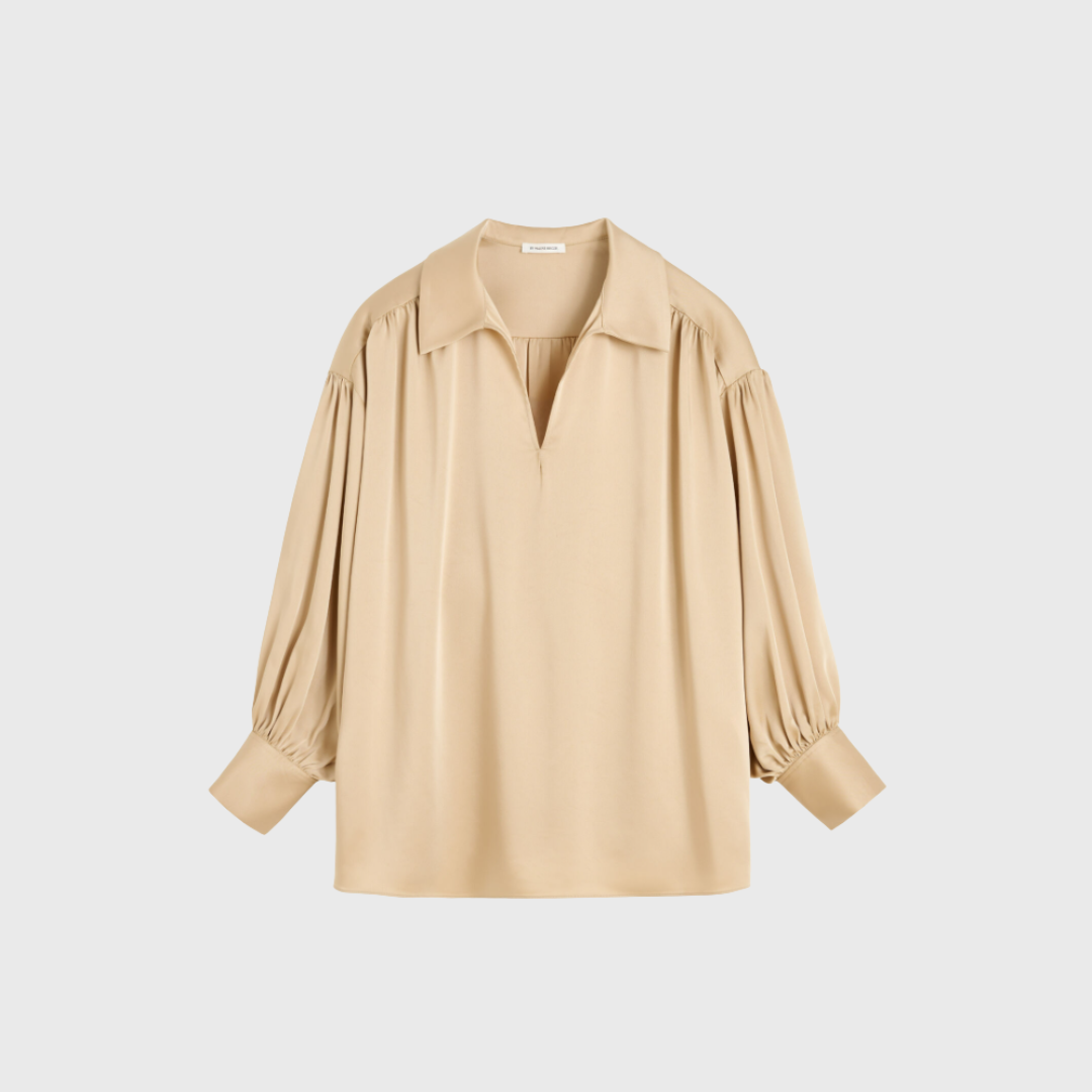 Leonora Satin Bluse fra By Malene Birger er en elegant og bæredygtig skjorte i blød satin med tunika-snit og fine detaljer. Med sin oversized pasform og V-udskæring er den perfekt til både hverdag og fest. Fremstillet med Eastman Naia™ – et ansvarligt valg til den moderne garderobe. Shop den hos Merci Give.