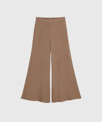 Lucee bukser fra By Malene Birger er elegante flared bukser med høj talje og monogram-print i farven Chocolate Chip. Fremstillet i blød og bæredygtig LENZING™ ECOVERO™ viskose – perfekt til både kontor og aftenbrug. Shop dem hos Merci Give.