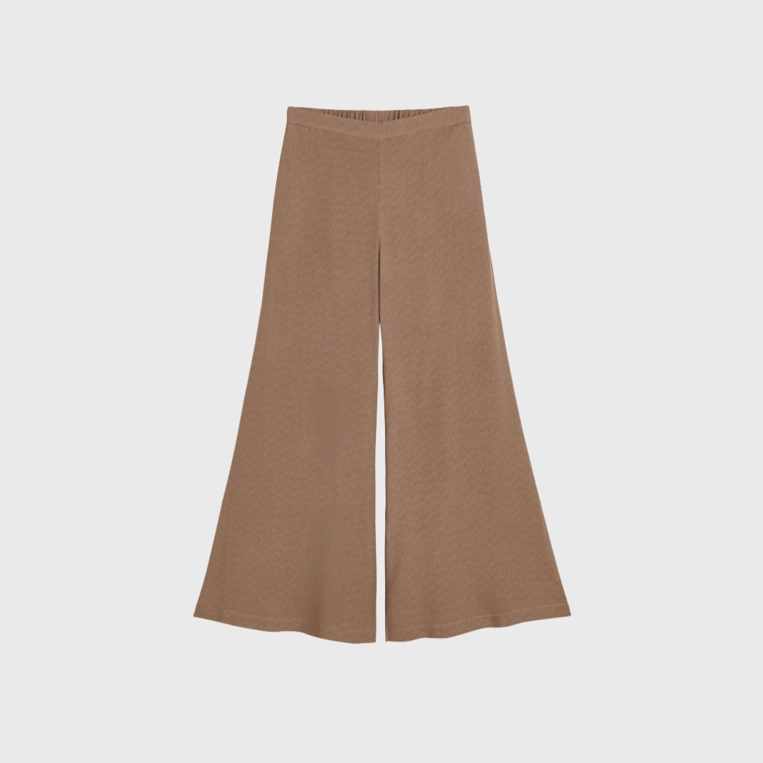 Lucee bukser fra By Malene Birger er elegante flared bukser med høj talje og monogram-print i farven Chocolate Chip. Fremstillet i blød og bæredygtig LENZING™ ECOVERO™ viskose – perfekt til både kontor og aftenbrug. Shop dem hos Merci Give.