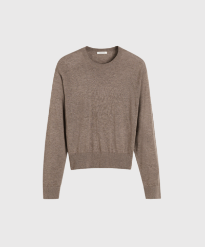 Mantea sweateren fra By Malene Birger er en elegant og let strik i uldblanding med silke og lyocell. Med sin afslappede pasform og fine monogramdetalje er den perfekt til lag-på-lag styling i overgangssæsonerne. Et bæredygtigt og stilfuldt valg – nu i den varme farve Chocolate. Shop den hos Merci Give.