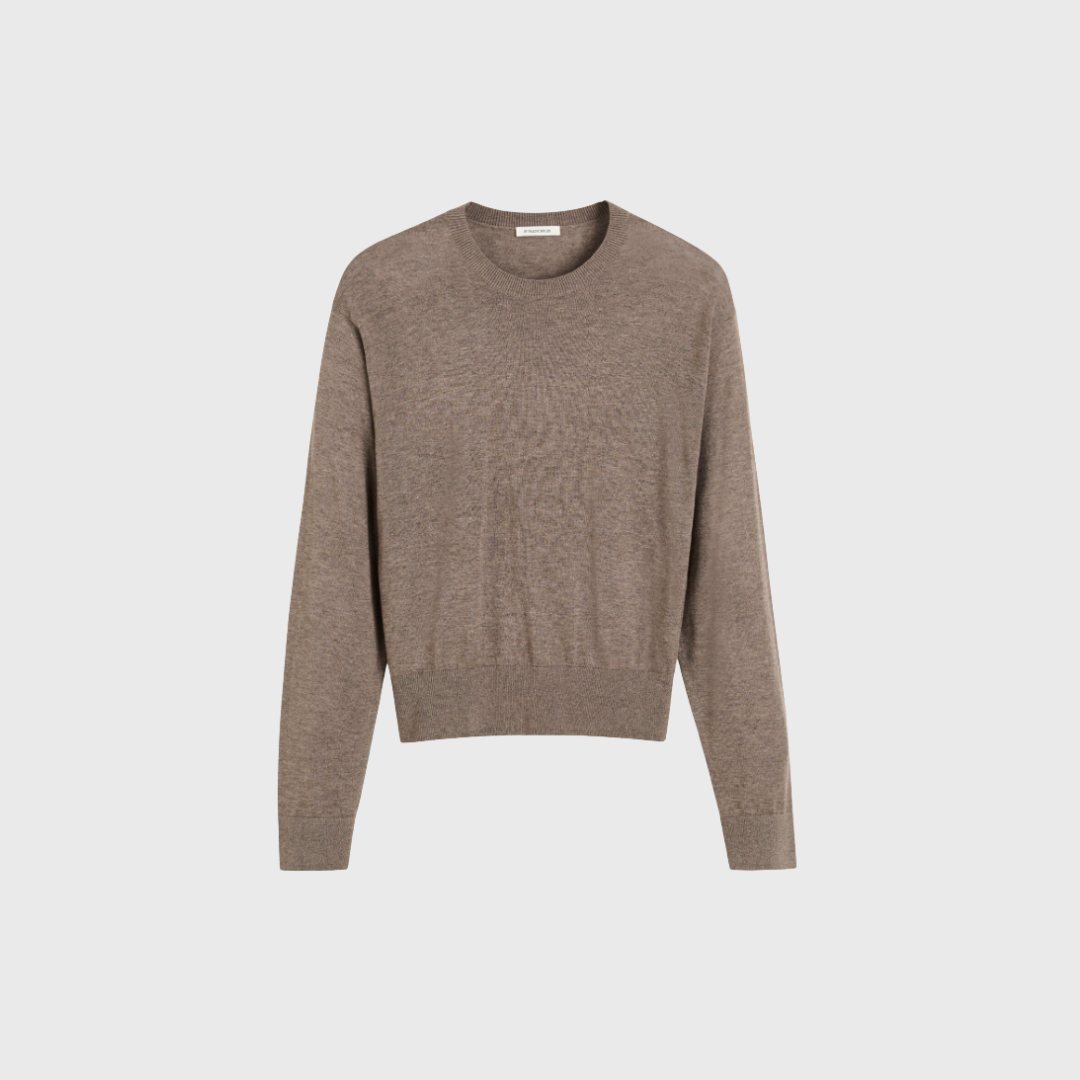 Mantea sweateren fra By Malene Birger er en elegant og let strik i uldblanding med silke og lyocell. Med sin afslappede pasform og fine monogramdetalje er den perfekt til lag-på-lag styling i overgangssæsonerne. Et bæredygtigt og stilfuldt valg – nu i den varme farve Chocolate. Shop den hos Merci Give.