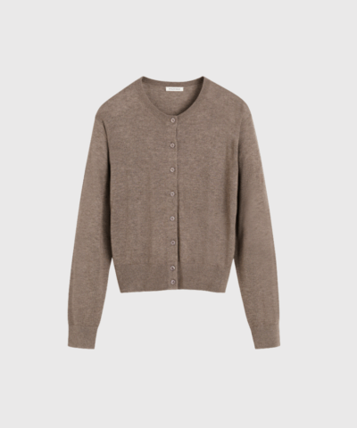 Montie cardiganen fra By Malene Birger er en elegant og alsidig strik i en luksuriøs uld-, silke- og lyocellblanding. Med sin klassiske pasform og fine detaljer er den perfekt til lag-på-lag styling og et bæredygtigt valg til din efterårsgarderobe. Shop den hos Merci Give i den varme farve Chocolate.