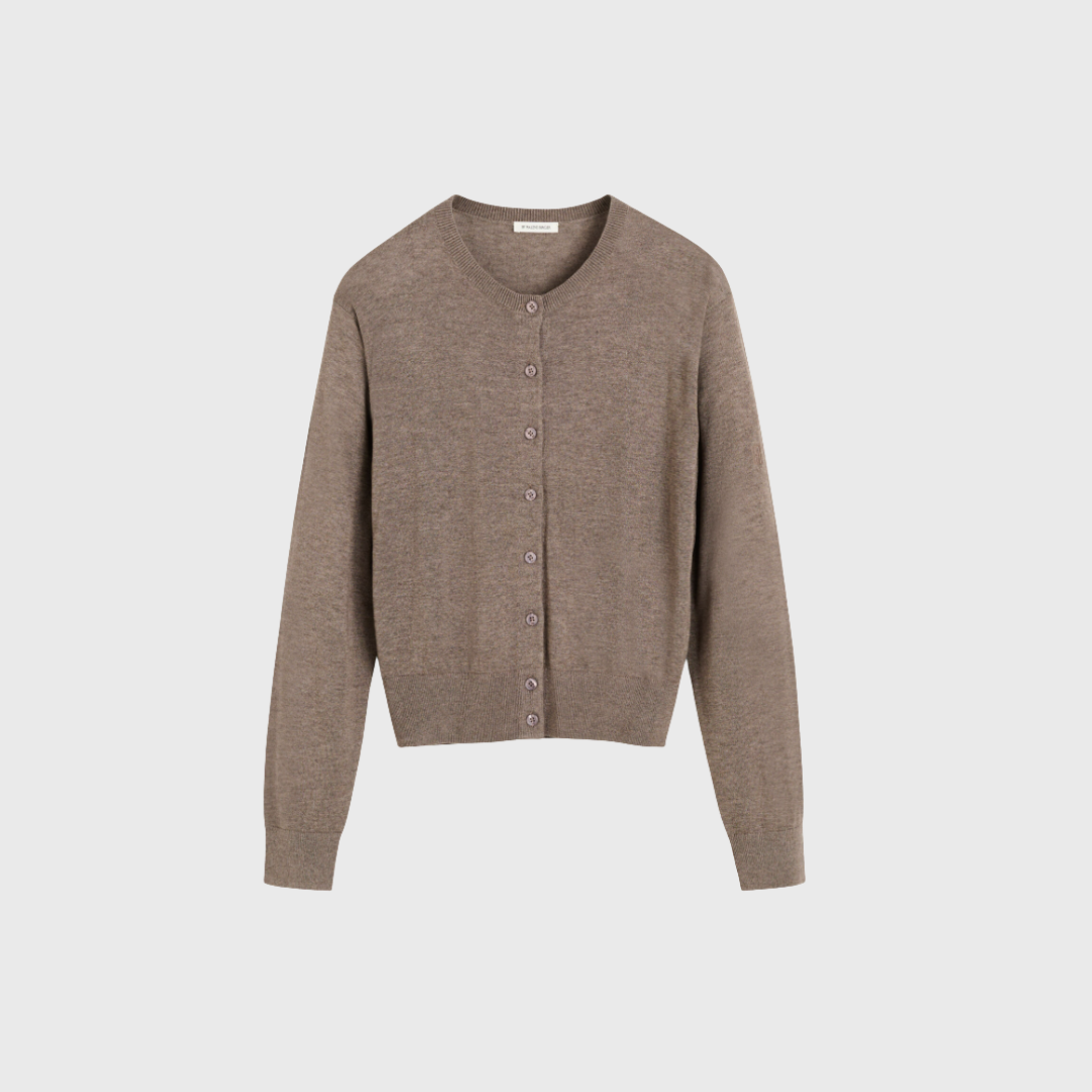 Montie cardiganen fra By Malene Birger er en elegant og alsidig strik i en luksuriøs uld-, silke- og lyocellblanding. Med sin klassiske pasform og fine detaljer er den perfekt til lag-på-lag styling og et bæredygtigt valg til din efterårsgarderobe. Shop den hos Merci Give i den varme farve Chocolate.