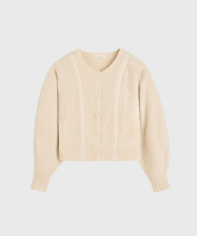 Pernille cardiganen fra By Malene Birger er en luksuriøs og varm strik i RMS-certificeret mohair. Med sit grafiske stribede design, klokkeærmer og kraveløse snit er den både moderne og komfortabel – perfekt til lag-på-lag styling i efterårs- og vintergarderoben. Shop den hos Merci Give i farven Chocolate Chip.