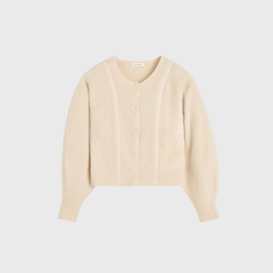 Pernille cardiganen fra By Malene Birger er en luksuriøs og varm strik i RMS-certificeret mohair. Med sit grafiske stribede design, klokkeærmer og kraveløse snit er den både moderne og komfortabel – perfekt til lag-på-lag styling i efterårs- og vintergarderoben. Shop den hos Merci Give i farven Chocolate Chip.