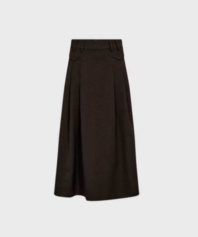 Skab et stilfuldt og moderne look med Luna Pocket Pleat nederdelen fra Co'Couture. Den mørkebrune midi-nederdel har et flatterende A-snit, fine læg og lommedetaljer, som giver kant og elegance. Perfekt til både kontor og hverdagsbrug – et alsidigt valg til den moderne garderobe. Shop den hos Merci Give.