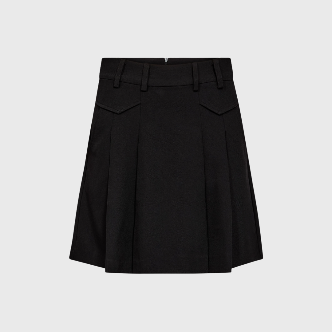 LunaCC Pocket Pleat Mini fra Co'Couture er en sort mininederdel med plissé-effekt, lommer og bæltestropper. Et feminint og moderne valg, der kan styles til både hverdag og fest. Shop den hos Merci Give.