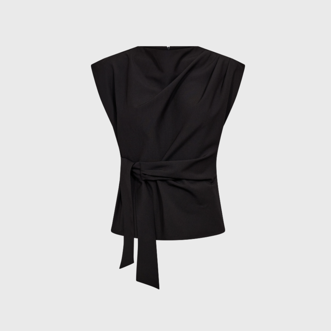 NolanCC Pleat Top fra Co'Couture er en elegant sort top med draperet front og bindebånd i taljen. Feminint og moderne design med strukturerede skuldre – perfekt til både hverdag og fest. Shop den hos Merci Give.