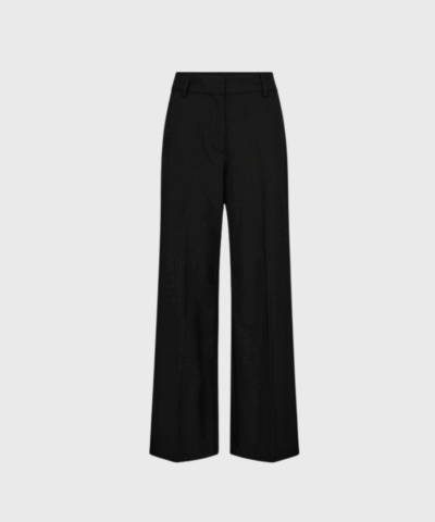 NolanCC Wide Pant fra Co'Couture er sorte bukser med vidde ben og klassisk lukning. Et elegant og komfortabelt valg til både hverdag og kontor – nemme at style og behagelige at have på. Shop dem hos Merci Give.