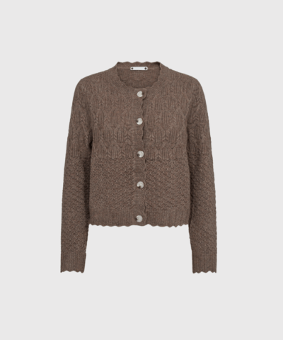 Opdag Pointelle New Cardigan fra Co'Couture – en feminin og romantisk strik i den smukke farve walnut. Cardiganen har et delikat pointelle-mønster, perlemorsknapper og bølget kant, som giver et eksklusivt og blødt udtryk. Perfekt til lag-på-lag styling og ideel til både hverdag og festlige lejligheder. Shop den hos Merci Give og tilføj et elegant touch til din efterårsgarderobe.