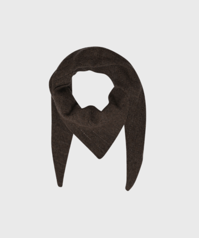 Forkæl dig selv med luksus og varme i ét med Doha Cashmere Scarf Large fra FRAU – her i en smuk mørkebrun farve. Tørklædet er fremstillet i 100% cashmere og har et elegant hulmønster, der giver et feminint udtryk. Den trekantede form gør det nemt at style som halstørklæde, sjal eller let plaid. Cashmere er kendt for sin blødhed, varme og holdbarhed – og dette tørklæde er ingen undtagelse. Perfekt til både hverdag og festlige lejligheder. Køb dit FRAU tørklæde hos Merci Give og oplev kvalitet og personlig service.