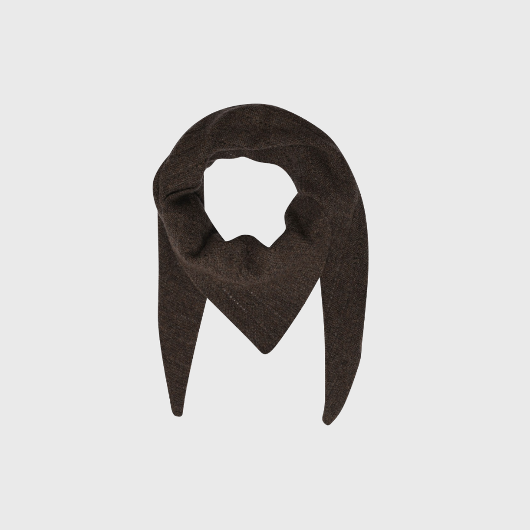 Forkæl dig selv med luksus og varme i ét med Doha Cashmere Scarf Large fra FRAU – her i en smuk mørkebrun farve. Tørklædet er fremstillet i 100% cashmere og har et elegant hulmønster, der giver et feminint udtryk. Den trekantede form gør det nemt at style som halstørklæde, sjal eller let plaid. Cashmere er kendt for sin blødhed, varme og holdbarhed – og dette tørklæde er ingen undtagelse. Perfekt til både hverdag og festlige lejligheder. Køb dit FRAU tørklæde hos Merci Give og oplev kvalitet og personlig service.