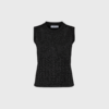 Haute L’Amitié Vest Top HL10397 i sort er en elegant og alsidig top, der passer til både hverdag og fest. Skandinavisk design med minimalistisk udtryk. Køb hos Merci Give med hurtig levering og fri fragt.