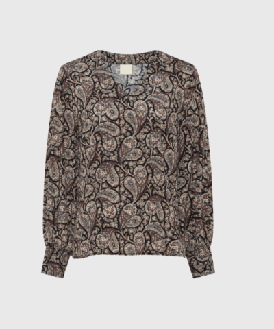 Heartmade Meli Shirt er en eksklusiv bluse i silke med paisley-print og feminine detaljer. Den lette kvalitet og afslappede pasform gør den perfekt til både hverdag og fest. Style den med matchende nederdel eller jeans for et elegant eller casual look. Køb hos Merci Give og få luksus og komfort i ét.