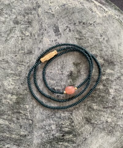 Annavii NURI Halskæde – Grøn med Peach Moonstone